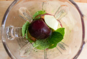 The process of blending all ingredients for the beetroot smoothie in the blender | Hurry The Food Up