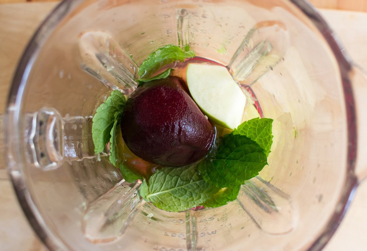 The process of blending all ingredients for the beetroot smoothie in the blender | Hurry The Food Up