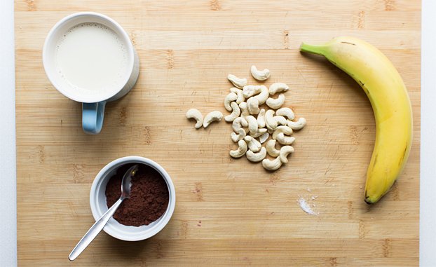 Creamy Cashew Milkshake - Chocolate Style - cashew milkshake ingredients #vegan #breakfast | 