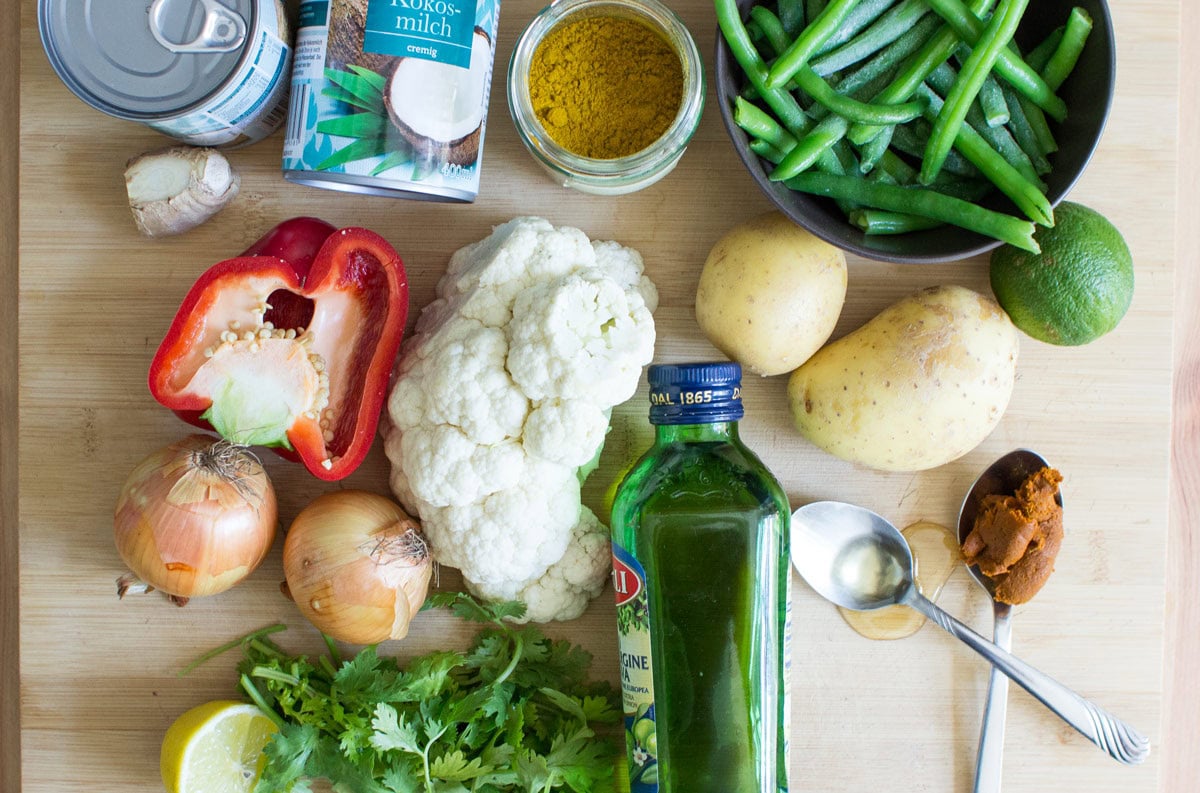 Vegan Cauliflower Curry ingredients like cauliflower, onions, red pepper, green beans, ginger, olive oil, coconut milk, lime, curry powder, potatoes | Hurry The Food Up