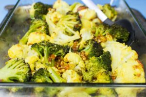 Easy Roasted Broccoli and Cauliflower - Mediterranean-style - roasted broccoli and cauliflower ready to eat #easy #garlic | 