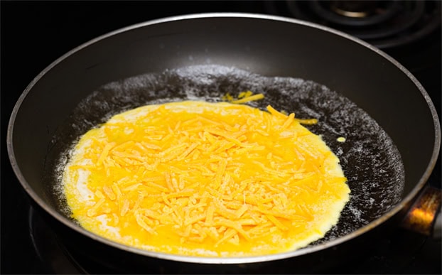 The process of cooking perfect scrambled eggs with cheese in the pan | Hurry The Food Up