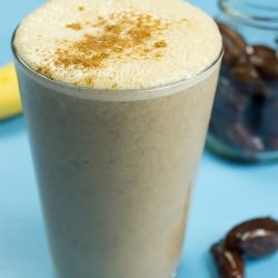 Delicious Date Smoothie - Vegan, high in Omega 3 - perfect date smoothie ready to munch #easy #banana | 