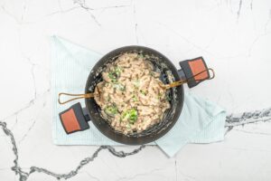 Pasta, veggies and cheese sauce mixed in a pan | Hurry The Food Up