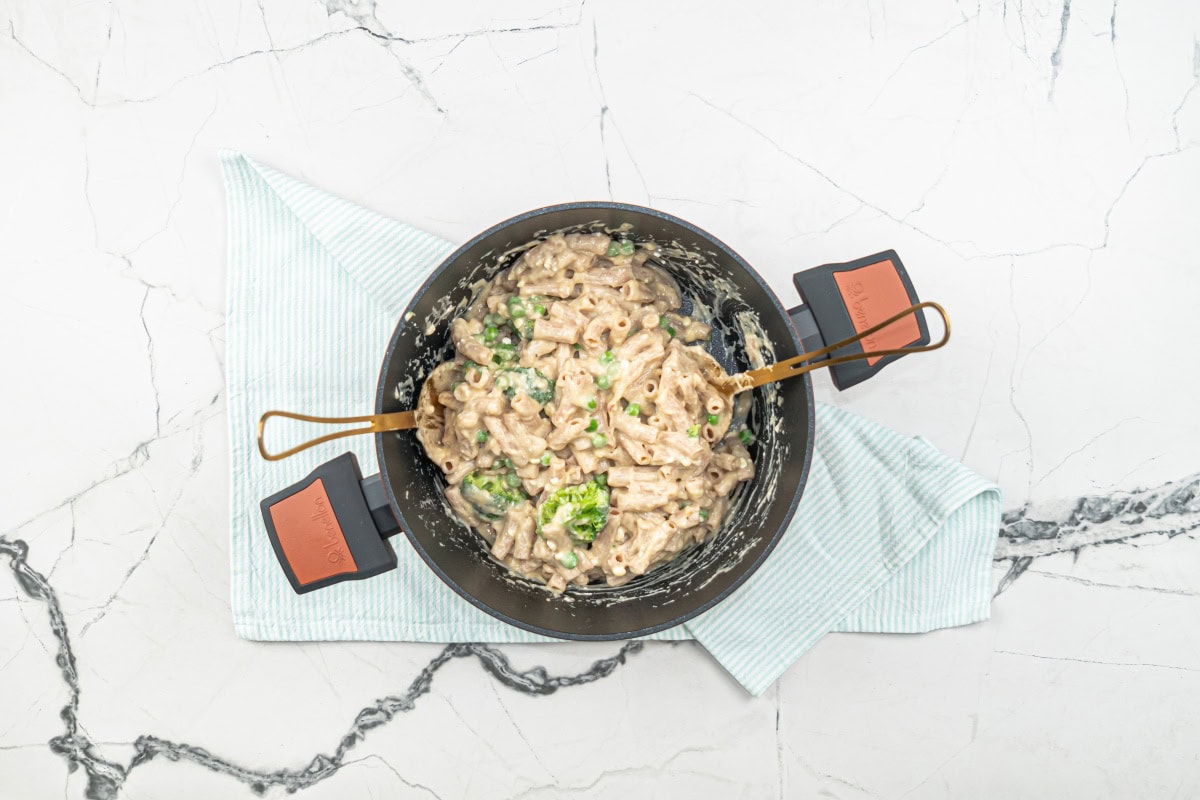 Pasta, veggies and cheese sauce mixed in a pan | Hurry The Food Up