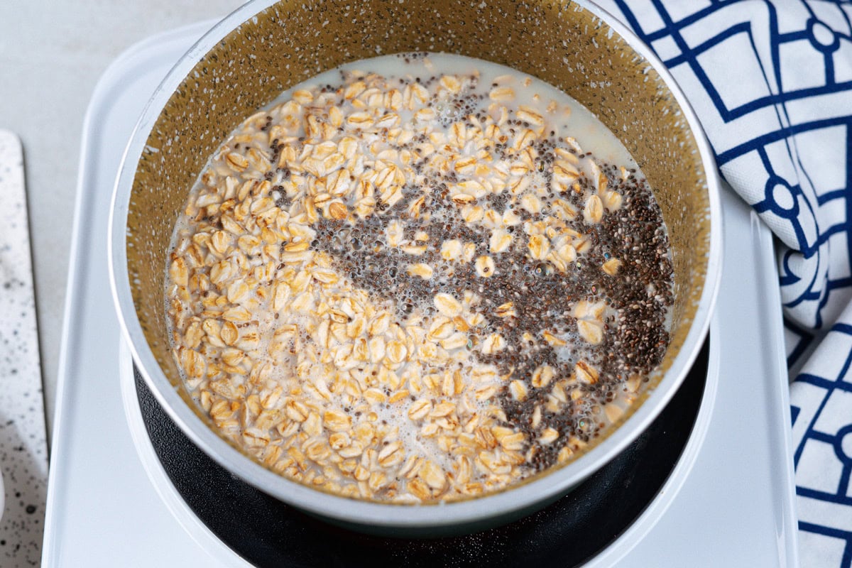 The process of cooking rolled oats and chia seeds in the pot | Hurry The Food Up