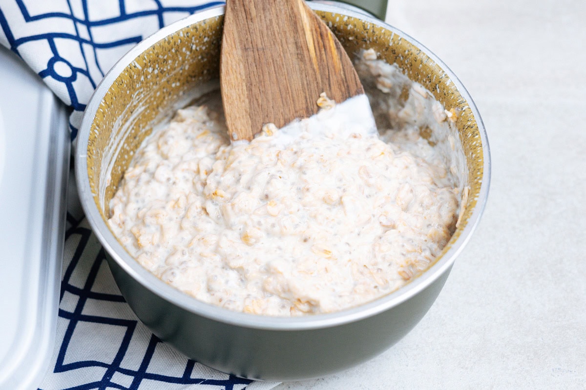 The process of adding greek yogurt to the porridge | Hurry The Food Up