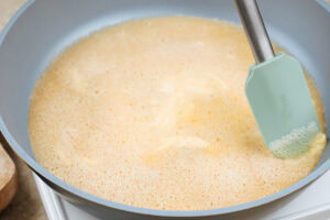 The process of cooking eggs on the pan | Hurry The Food Up