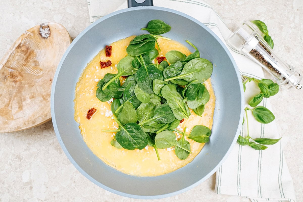 The process of adding the feta, tomatoes, basil and spinach | Hurry The Food Up