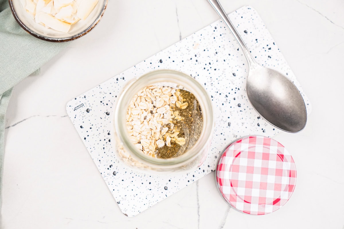 The process of adding dry ingredients in the jar | Hurry The Food Up