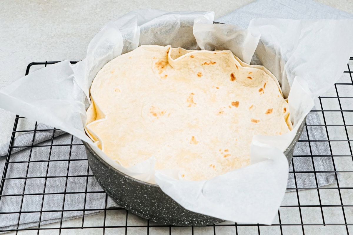 The process of covering the pan with tortillas | Hurry The Food Up