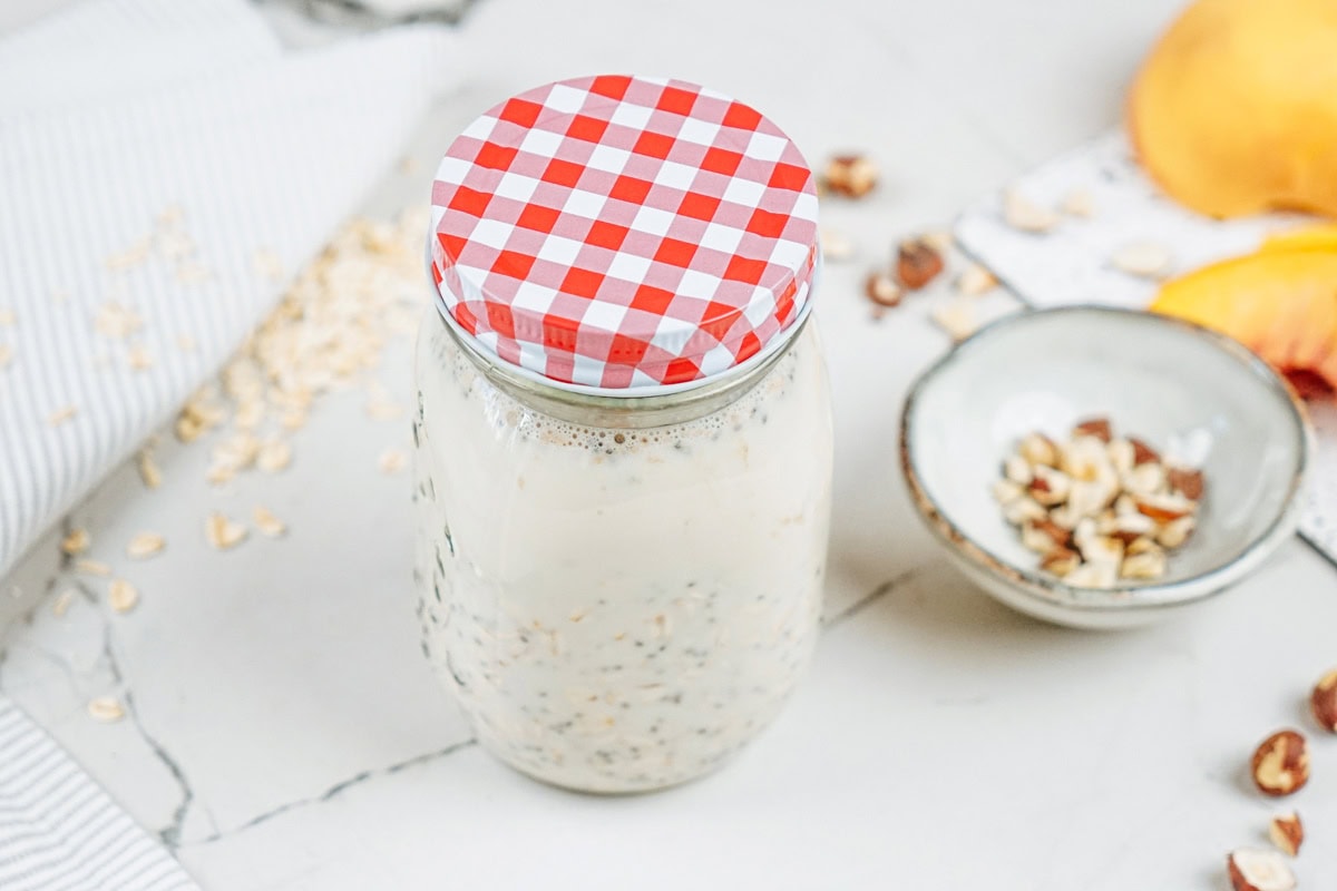 
The process of closing the jar | Hurry The Food Up
