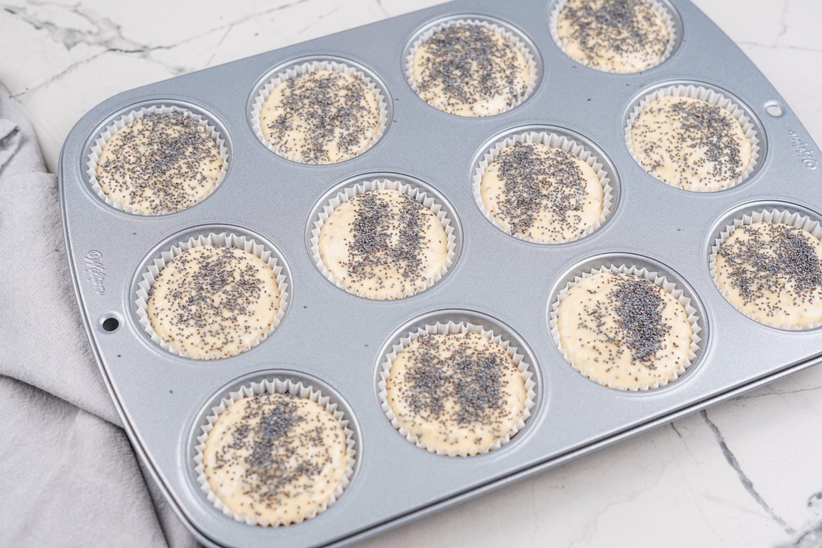 The process of topping up the muffins of poppy seeds | Hurry The Food Up