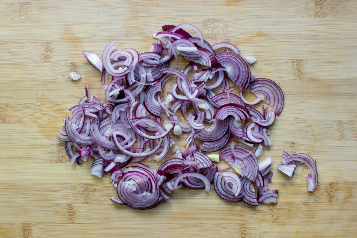 There are hopped onions on the wooden surface | Hurry The Food Up