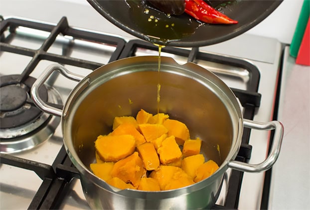 Healthy Sweet Potato Mash - The Healthiest Sweet Potatoes Online - pour the infused oil over the drained potatoes #healthy #ginger | 