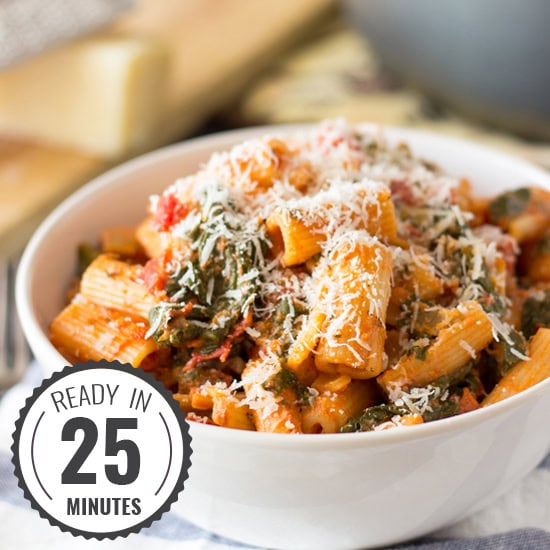 Easy Tomato Spinach Pasta. Ready in just 25 minutes and super delicious. It contains high amounts of vitamins C and B6, iron and manganese | 